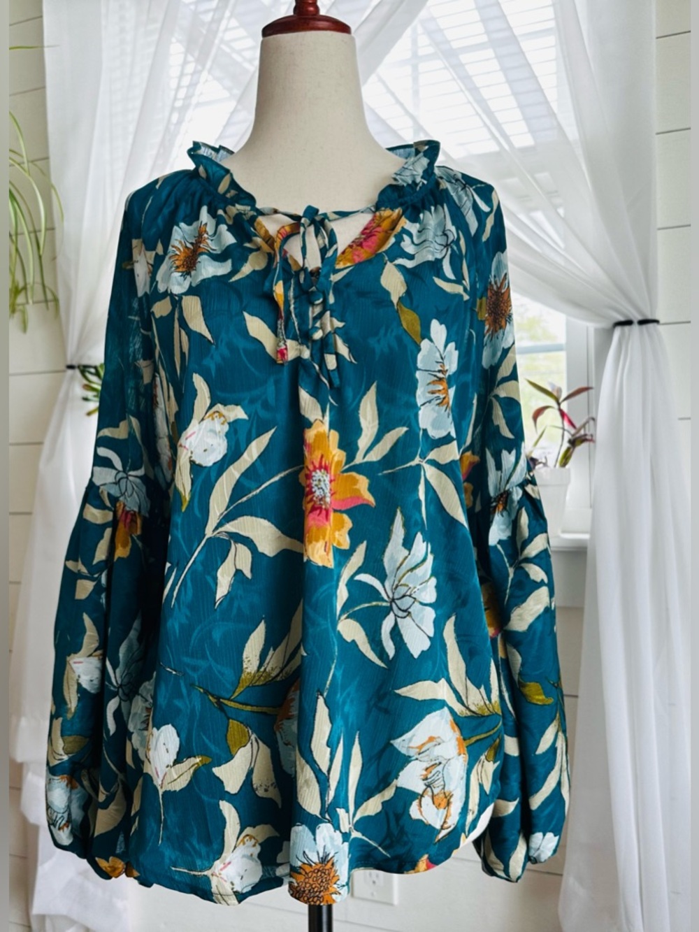LOVE STITCH Blue/Teal Boho Billowy Sleeve Floral Blouse. EUC!
Size: S